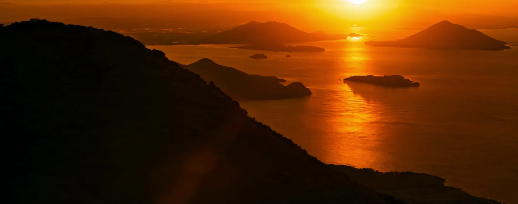 La costa volcánica de El Salvador al atardecer